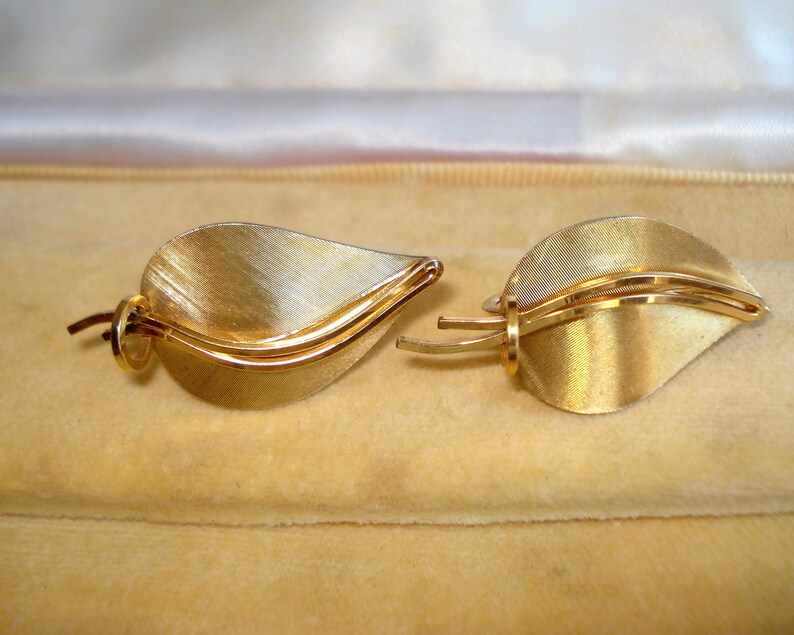Krementz screw back earrings Vintage Gold tone leaf earrings
