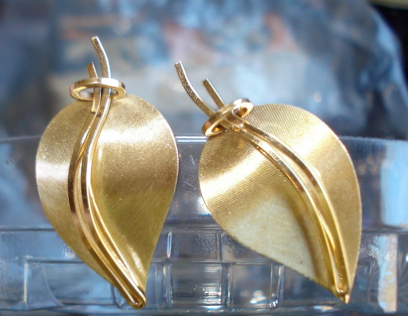 Krementz screw back earrings Vintage Gold tone leaf earrings