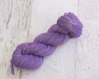 Purple Tonal Worsted Weight Yarn (65/35 Corriedale Ull/Alpacka) Handfärgat i lila toner - 100 g