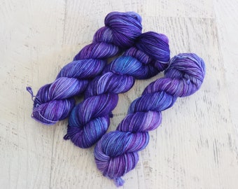 Fil épais violet DK (100 % laine mérinos Superwash) teint à la main dans de multiples tons violets et roses subtils - 100 g