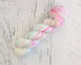 Fil à chaussettes « Yarn Mop » panaché (75/25 Superwash Merino/nylon) teint à la main dans des tons verts et roses pastel - 100 g Mop A