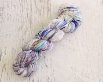 Fil pour vadrouille panaché DK (100 % laine mérinos Superwash) teint à la main dans des couleurs pour la plupart froides (bleu, vert, gris, etc.) - 100 g