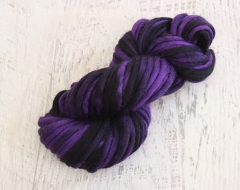 Fil super volumineux (100 % laine, 44 yards, 100 g) teint à la main dans un dégradé panaché de violet et de noir - 100 g