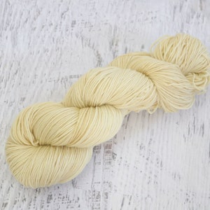 Peut inclure: Une pelote de fil de couleur crème, parfaite pour le tricot ou le crochet.