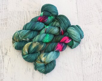 Fil à chaussettes de poids varié (75/25 mérinos/nylon Superwash) teint à la main en vert avec des touches de rose et de vert vif - 100 g