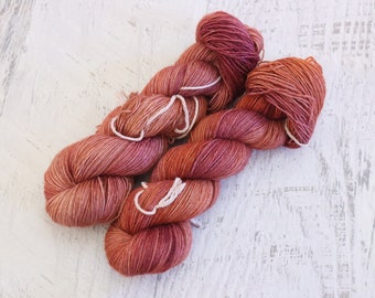 Fils variés Fingering Weight (100 % Superwash BFL, Bluefaced Leicester) teint à la main en orange brique chaud et bordeaux - 100 g