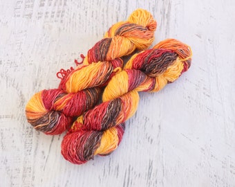 Paire de fils à chaussettes dégradés (laine Superwash 80/20/polyamide) teints à la main en orange, marron et rouge (déjà déroulé en boules de 2 à 50 g)