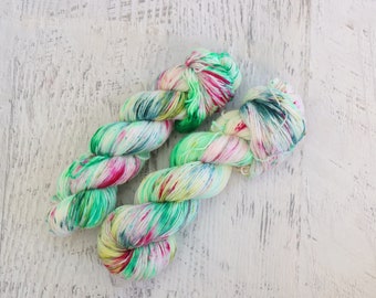 Fil à chaussettes « Yarn Mop » panaché (75/25 Superwash Merino/nylon) teint à la main en verts et roses - 100 g