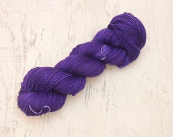 Fil à chaussettes violet ton sur ton (lavable mérinos/nylon 75/25) teint à la main - 100 g