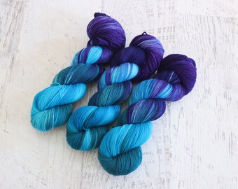 Fils variés Fingering Weight (100 % laine mérinos Superwash) teint à la main en violet saturé, bleu sarcelle et bleu - 100 g