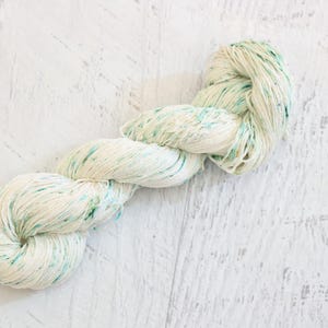 Fil pour chaîne de poids au doigté moucheté (lin 70/30 / coton pima) teint à la main mouchetures bleues/vertes - 100 g -B
