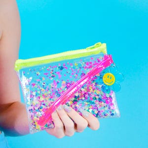 グリッターグーリストレット - PLUR - ジェリーパース - センサリー - レイブアクセサリー - 透明 - クリアバッグ - グリッターバッグ - メイクアップバッグ - コスメティックバッグ