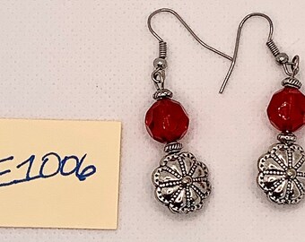 Boucles d’oreilles Red Dangle faites à la main