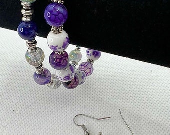 Boucles d’oreilles violettes florales Dangle faites à la main et bracelet Duo