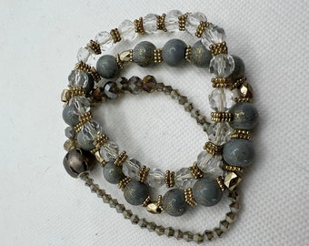 Bracelet perlé fait à la main gris, or et cristal Trio