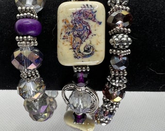 Trio d’hippocampes, de visages violets et de bracelets en argent!