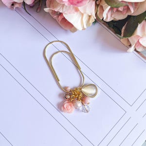 Pendentif goutte perle d'opale, fleur de pêche claire, perles de jade, cristaux pêche et trombone suspendu à breloque dorée || accessoires pour agenda, grand trombone