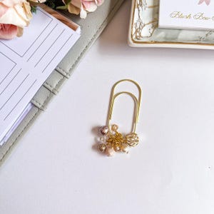 Ciondolo con cristalli in gabbia, perle Swarovski, cristalli neutri pastello e ciondoli dorati pendenti a forma di graffetta // accessori per planner, graffetta larga