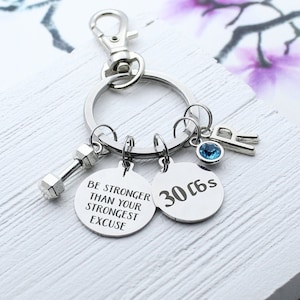 Portachiavi Be Stronger Than Your Strongest Excuse Charm, viaggio per la perdita di peso, accessorio motivazionale, regalo per allenatore, fitness, palestra, allenamento