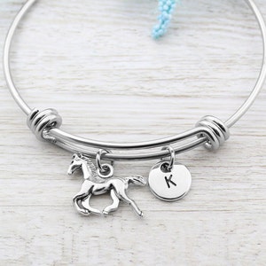 Pulsera personalizada con dijes de caballo e iniciales, pulsera con dijes de caballo, joyería de caballo, pulsera de caballo