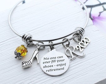 Niemand kann jemals Ihre Schuhe füllen Genießen Sie den Ruhestand Armband, Schuhe Charme Armreif, personalisierte glückliche Ruhestand Schmuck, Ruhestand Geschenk