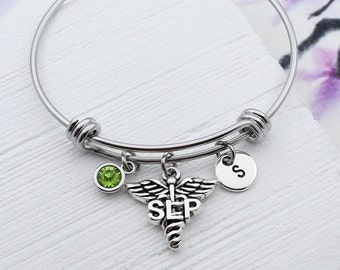 Gepersonaliseerde SLP Charm bangle Bracelet, Speech Language Pathologist Charm Sieraden, SLP Afstudeercadeau, Cadeau voor verpleegkundige, SLP Caduceus Charm