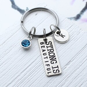 Strong is Beautiful Charm Portachiavi, Regalo per Allenatore, Accessorio Motivazione, Portachiavi Esercizio, Palestra, Fitness, Allenamento Gioielli Fascino