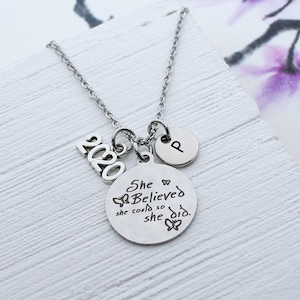 Abschlussgeschenk, sie glaubte, sie könnte so, dass sie Charm-Halskette, Geschenk für den Abschluss, Schulabschluss-Charme-Schmuck-Geschenke