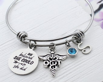 Regalo de graduación OT, pulsera de brazalete de encanto OT personalizado, joyería de encanto de terapeuta ocupacional, regalo para OT, encanto de caduceo Ot