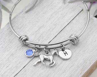 馬のバングルブレスレット、パーソナライズされた馬のブレスレット、ポニーブレスレット、馬のジュエリーギフト、乗馬ブレスレット、女の子用のミニランニングホース