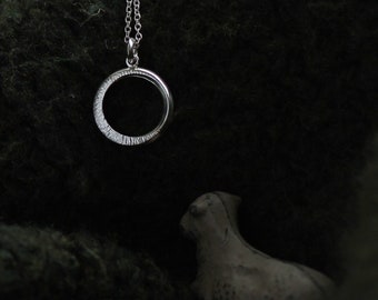 Crescent Moon Silver Circle Necklace, Hammered 925 Sterling Silver Pendant, Dainty Everyday Necklace, Summer Necklace,Mother's Day Gift