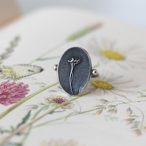 Fossil Daisy Ring Mini, 925 Sterling Silver Oxidised, Pressed Flower Ring, Fossilised Flower, Handmade Medallion Statement Ring