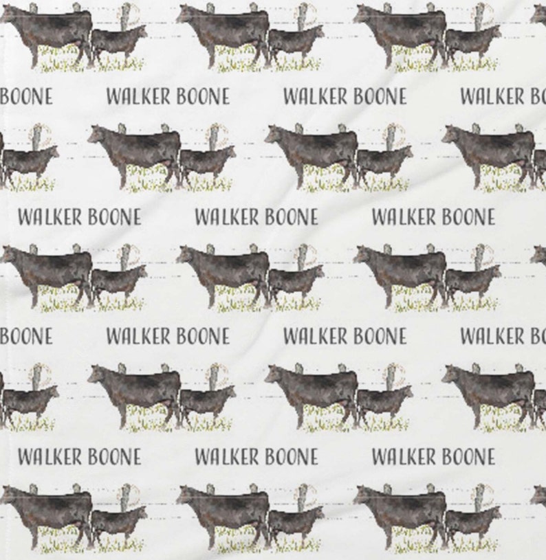 K&ouml;nnte beinhalten: Ein wei&szlig;er Hintergrund mit einem sich wiederholenden Muster aus schwarzen K&uuml;hen und dem Text "WALKER BOONE" und "BOONE".