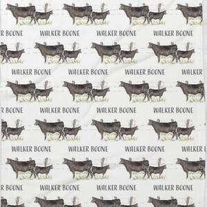 K&ouml;nnte beinhalten: Wei&szlig;er Hintergrund mit einem sich wiederholenden Muster aus schwarzen K&uuml;hen und dem Text "WALKER BOONE".