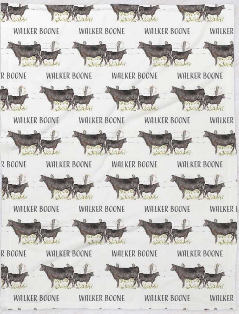 K&ouml;nnte beinhalten: Wei&szlig;er Hintergrund mit einem sich wiederholenden Muster aus schwarzen K&uuml;hen und dem Text "WALKER BOONE".