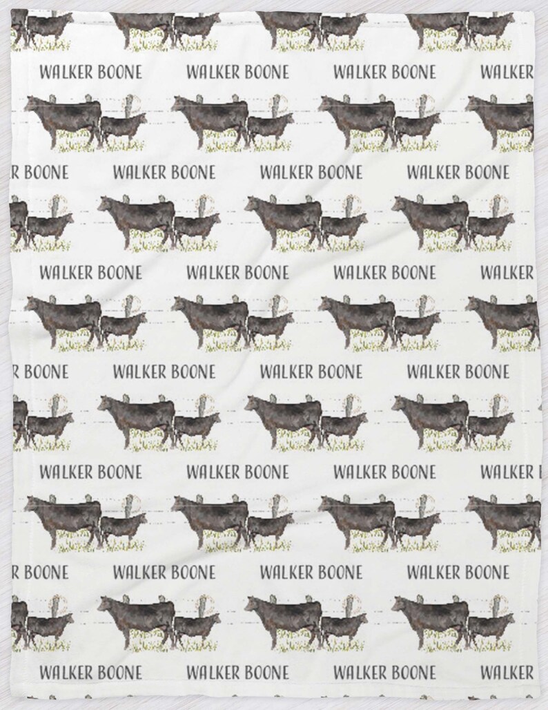 K&ouml;nnte beinhalten: Ein wei&szlig;er Stoff mit einem sich wiederholenden Muster aus schwarzen K&uuml;hen und dem Text "WALKER BOONE".