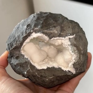 Fantastisk Okenitgeod med taggiga bomullskristaller – Bombay Quarry, Indien