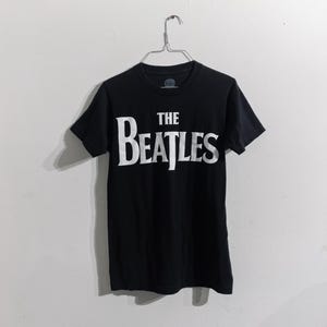 Camiseta gráfica vintage de los Beatles: logotipo de rock clásico, camiseta negra descolorida