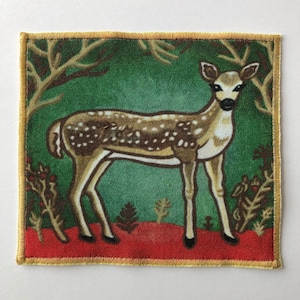 Bemalte Hirsche in einem Wald-Patch, um sich auf jedem Kleidungsstück zu applikationen