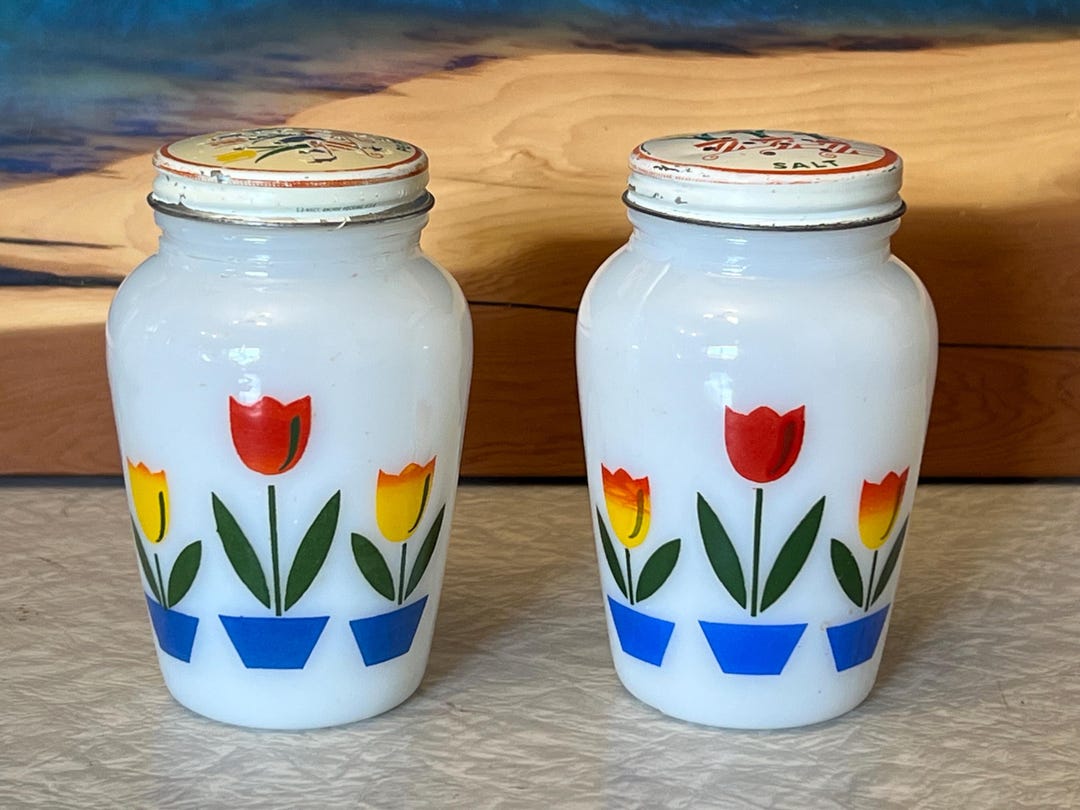 Fire-King チューリップ柄 ソルト&ペッパーセット ヴィンテージ Vintage Fire King Tulips Salt and Pepper Shakers With