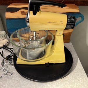 Vintage Sunbeam Mixmaster 12 Speed Stand Mixer w/Bowl Beaters Cord  Tan/Brown - Mixers & Blenders, Facebook Marketplace