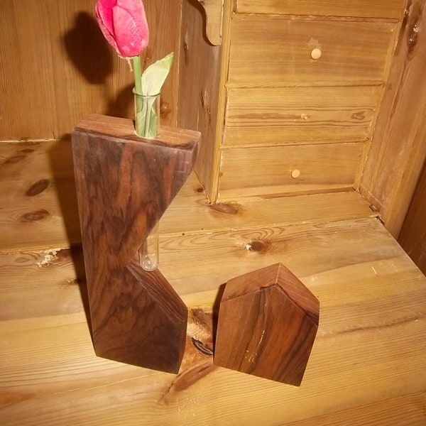 Blumenvase aus Nußbaum