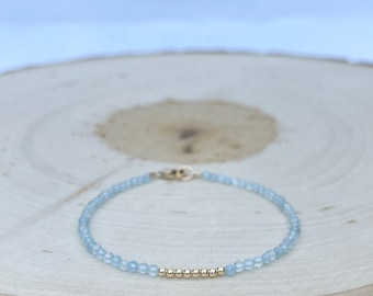 Pulsera de aguamarina delicada, cuentas rellenas de oro de 14 k, piedra natal de marzo
