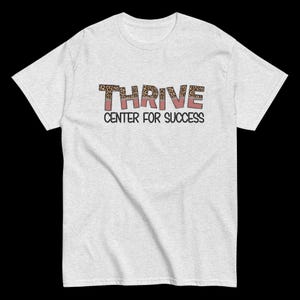 Camiseta clásica unisex con letras de leopardo Thrive / Gildan 5000