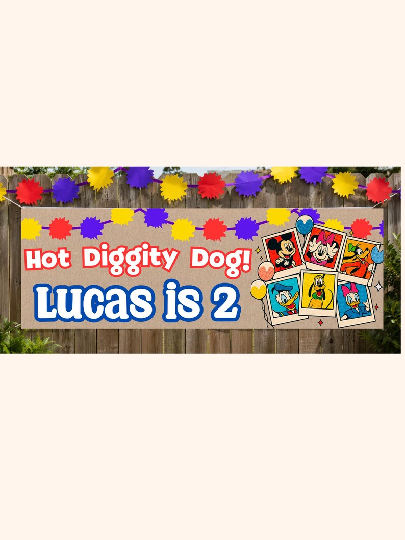 K&ouml;nnte beinhalten: Ein Geburtstagsbanner mit dem Text "Hot Diggity Dog! Lucas is 2" in Rot und Blau. Das Banner zeigt Disney-Charakterbilder und eine farbenfrohe Girlande aus roten, gelben und lila Formen.