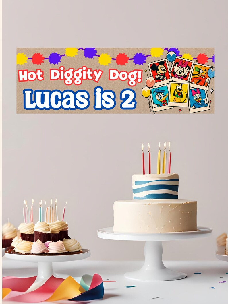 K&ouml;nnte beinhalten: Ein Geburtstagsbanner mit dem Text "Hot Diggity Dog! Lucas is 2" und Cartoon-Charakter-Bildern. Ein zweist&ouml;ckiger Kuchen mit Kerzen auf einem wei&szlig;en Kuchenst&auml;nder, sowie Cupcakes. Bunte B&auml;nder und Konfetti erg&auml;nzen die festliche Szene.