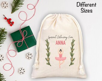 Puede incluir: Una bolsa de regalo con cordón de color crema con el texto "Special Delivery For ANNA" y una ilustración de bailarina. La bolsa está decorada con ramitas verdes y un tutú rosa. El texto "Different Sizes" está en la esquina superior derecha.