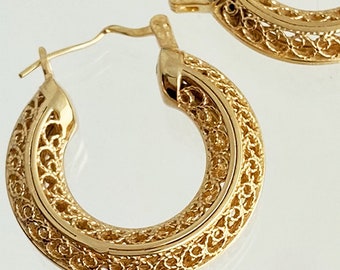Eleganta 18k guld filigranörhängen, guld filigranörhängen, filigranörhängen, iögonfallande örhängen, guld Huggies brudtärneörhängen för present