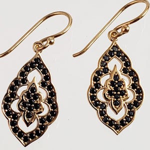 Pendientes colgantes de espinela negra: un diseño dorado, ligero y llamativo para uso diario.