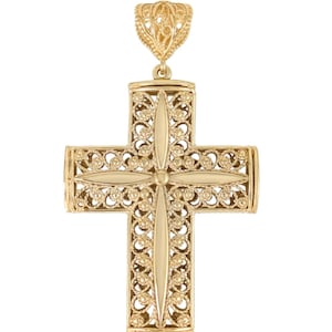 Op de afbeelding: Een goudkleurige filigraankruis hanger. Het kruis heeft een sierlijk ontwerp met ingewikkelde opengewerkte patronen. De beugel is ook goudkleurig en heeft een decoratief, open ontwerp. De hanger is waarschijnlijk van metaal.